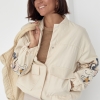 Женская куртка-бомбер с вышивкой на рукавах  LX-10488626
