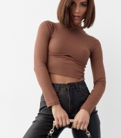 Трикотажний кроп-топ із фігурним швом та вирізом