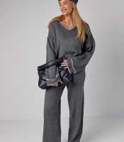 Жіночий костюм oversize з вільними штанами та кофтою-поло