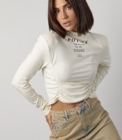 Трикотажний жіночий гольф з драпіруванням і написами