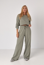 Спортивний костюм з коротким світшотом і прямими штанами