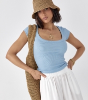 Однотонна футболка в рубчик