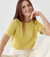 Трикотажна футболка з написами