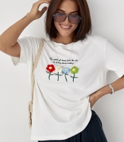 Футболка з в'язаними квітами