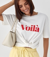 Однотонна футболка з написом Voila