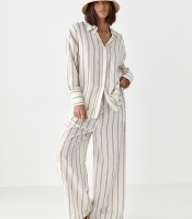 Літній костюм у смужку зі штанами та сорочкою