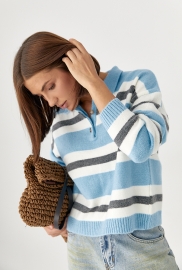 Светр-поло у смужку вільного крою Светр-поло у смужку вільного крою