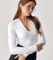 Трикотажний пуловер із глибоким вирізом