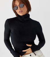 Однотонний гольф із високою горловиною