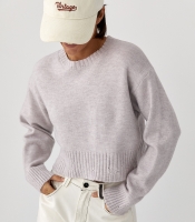 Укорочена в’язана кофта зі рваним ефектом