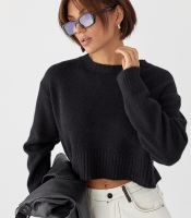 Укорочена в’язана кофта зі рваним ефектом