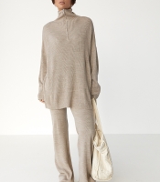 Вільний костюм в рубчик зі светром і прямими штанами