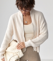 Однотонний в'язаний кардиган із коміром-стійкою