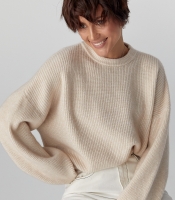 В'язана жіноча укорочена кофта