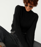 Короткий в’язаний светр з косичками