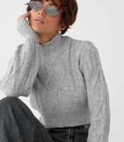 Короткий в’язаний светр з косичками