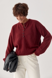 В'язана вільна кофта з ґудзиками на горловині В'язана вільна кофта з ґудзиками на горловині