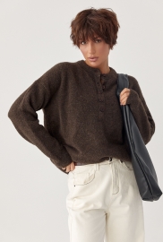 В'язана вільна кофта з ґудзиками на горловині В'язана вільна кофта з ґудзиками на горловині