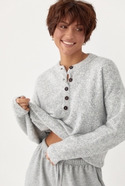 В'язана вільна кофта з ґудзиками на горловині В'язана вільна кофта з ґудзиками на горловині