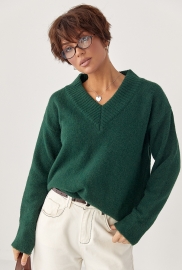 В'язаний однотонний пуловер вільного фасону В'язаний однотонний пуловер вільного фасону