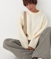 В'язана жіноча кофта в косички