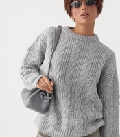 В'язана жіноча кофта в косички