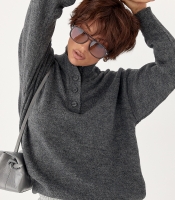 В'язаний светр з ґудзиками на горловині