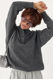 В'язаний светр з ґудзиками на горловині В'язаний светр з ґудзиками на горловині