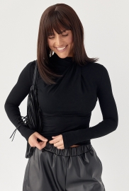 Приталений лонгслів із оригінальною горловиною