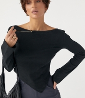 Трикотажна блуза з асиметричним низом