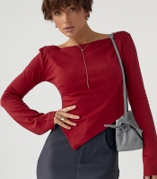 Трикотажна блуза з асиметричним низом