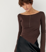 Трикотажна блуза з асиметричним низом