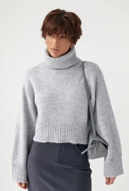 В'язаний короткий светр з високою горловиною В'язаний короткий светр з високою горловиною