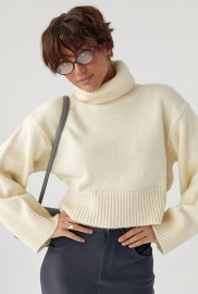 В'язаний короткий светр з високою горловиною В'язаний короткий светр з високою горловиною