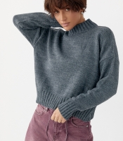 В'язаний светр з горловиною-стійкою