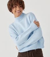 В'язаний светр з горловиною-стійкою