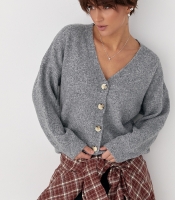 В'язаний кардиган на ґудзиках з V-подібним вирізом