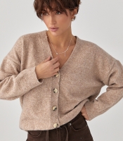 В'язаний кардиган на ґудзиках з V-подібним вирізом