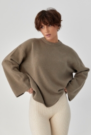 В'язана однотонна кофта з широкими рукавами