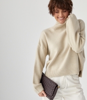 Теплий вільний гольф з розрізами внизу