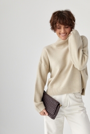 Теплий вільний гольф з розрізами внизу