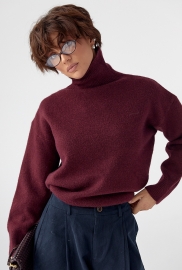 В'язаний однотонний гольф вільного фасону В'язаний однотонний гольф вільного фасону