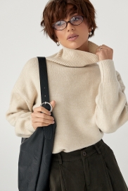 В'язаний однотонний гольф вільного фасону В'язаний однотонний гольф вільного фасону