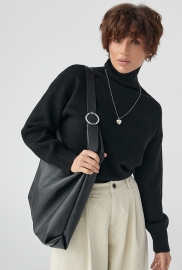 В'язаний однотонний гольф вільного фасону В'язаний однотонний гольф вільного фасону