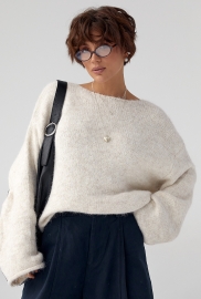 В'язаний мохеровий джемпер із широкими рукавами В'язаний мохеровий джемпер із широкими рукавами