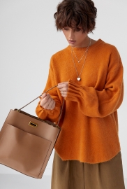 В'язаний вільний джемпер з оригінальними манжетами на рукавах В'язаний вільний джемпер з оригінальними манжетами на рукавах