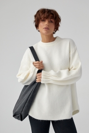 В'язаний вільний джемпер з оригінальними манжетами на рукавах