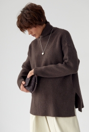 В'язана туніка в рубчик із високою горловиною В'язана туніка в рубчик із високою горловиною