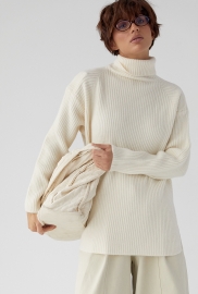 В'язана туніка в рубчик із високою горловиною В'язана туніка в рубчик із високою горловиною