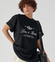 Футболка вільного фасону з вишитими написами